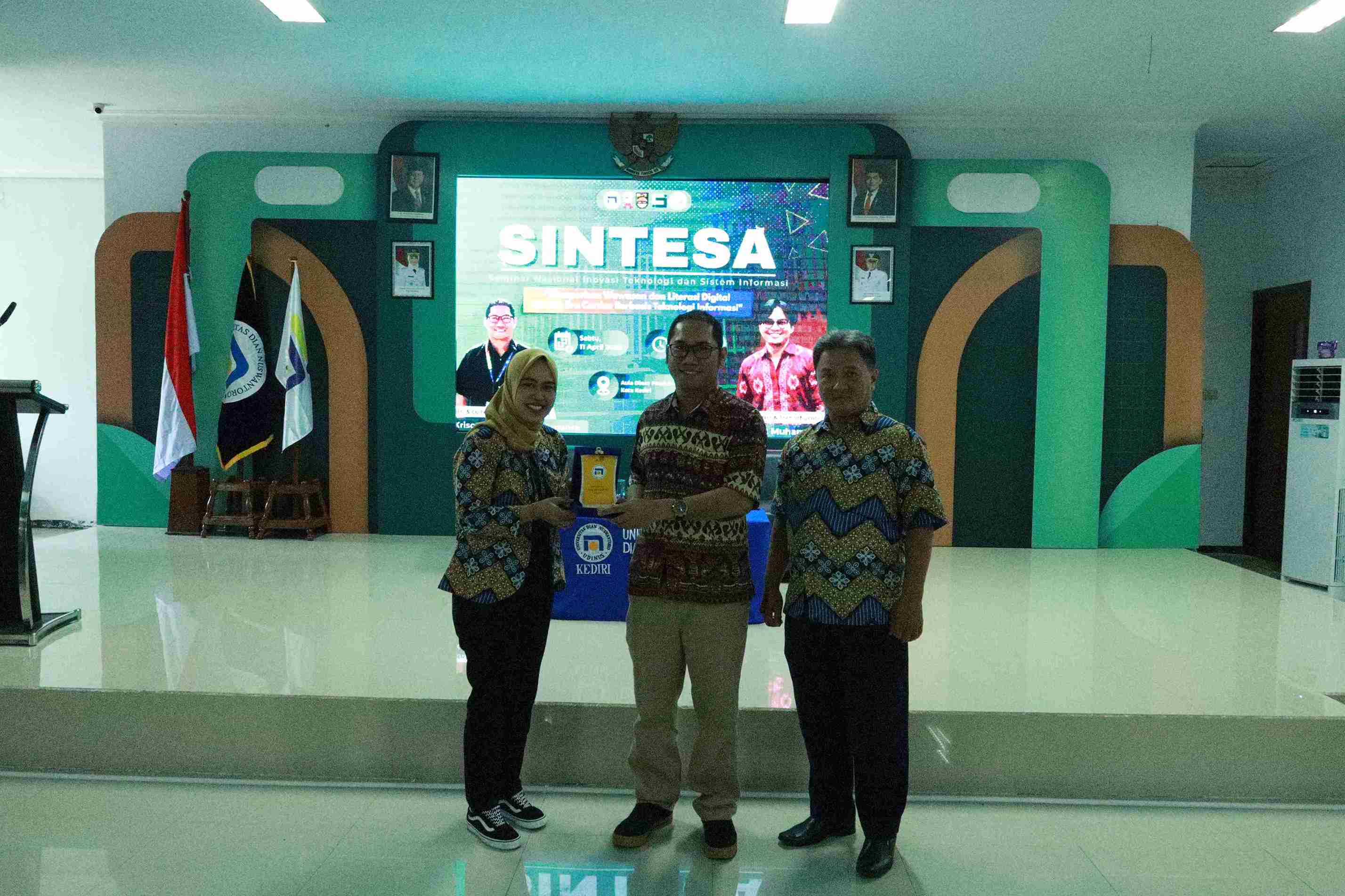 Sesi Penyerahan Cinderamata Pemateri 1